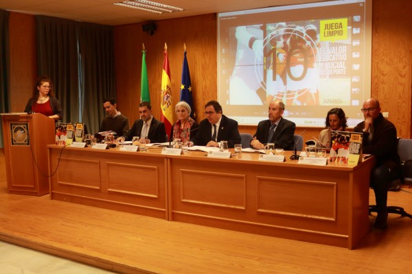 De izquierda a derecha, Marta García Tascón, Diego Munguía Izquierdo, Carlos Marchena González, Leocricia Jiménez López, el rector Vicente Guzmán Fluja, Francisco Javier del Burgo, África Calvo Lluch y Alejandro Serrano Rodríguez.