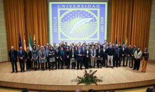 Foto de familia de la toma de posesión presidida por el rector de la UPO