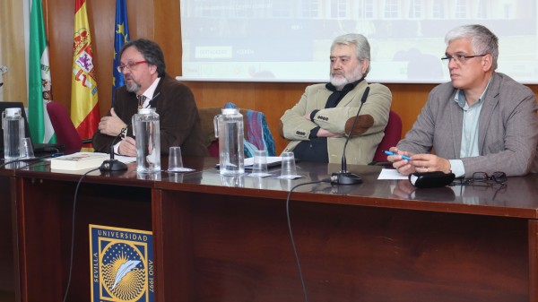 Gonzalo Pontón, en el centro de la imagen, con los directores del Máster