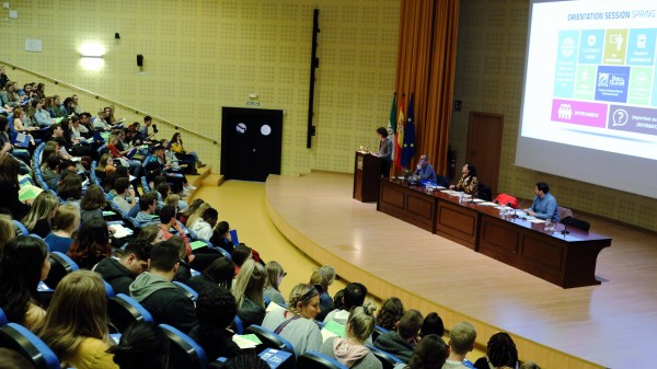 Sesión de oritentación en el Paraninfo para estudiantes del Programa de Estudios Hispánicos
