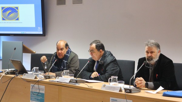 Óscar Castillo, Vicente Guzmán y Mariano Reyes en la Biblioteca de la UPO