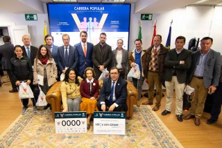  Vicente Guzmán Fluja, María Luisa Guardiola Domínguez, Pilar Rodríguez Reina, Mamen Ledesma Ruiz, David Naranjo Gil junto a representantes de empresas y entidades patrocinadoras y colaboradoras