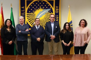 De izquierda a derecha, la vicerrectora de Relaciones Institucionales Pilar Rodríguez Reina, el doctor José Antonio Sánchez Alcázar, el rector de la UPO Vicente Guzmán Fluja, el presidente de ENAC Asociación Antonio López Galán, y las investigadoras Alejandra Suárez y Mónica Álvarez.