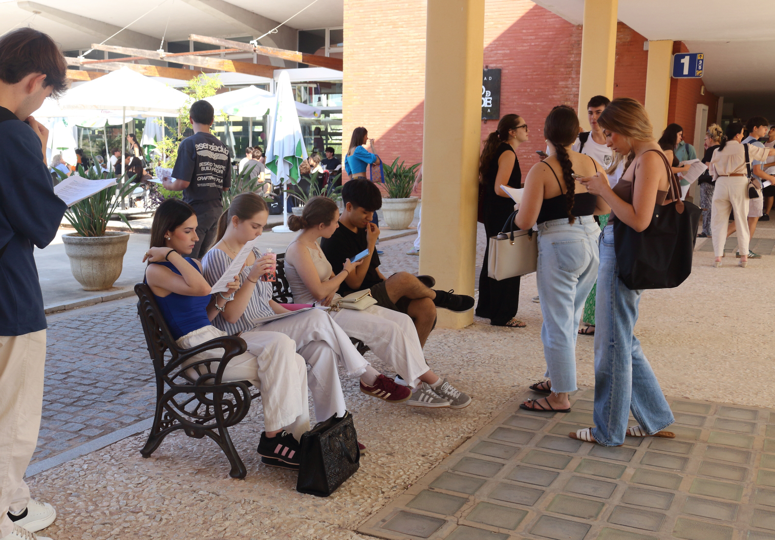 🔍 ¿Ya conoces tus calificaciones de la convocatoria extraordinaria de la Prueba de Acceso a la Universidad (PAU)? 

Si has superado la Prueba, ¡enhorabuena! 🙌

¡Información importante! 💻 La presentación de solicitudes de admisión, en fase extraordinaria, para los estudios oficiales de grado que se imparten en las Universidades Públicas Andaluzas, se abrirá  hoy jueves 9 de julio a partir de las 15:00 horas, hasta el 14 de julio. Todo ello de forma telemática a través de la página del Distrito Único Andaluz. 

Además, recuerda que, en caso necesario, puedes solicitar la revisión de los exámenes de la PAU extraordinaria entre el día 10 y el 14 de julio, a través de tu Acceso Personalizado, con tu usuario virtual en la web de la UPO: https://www.upo.es/asistencia-estudiante/acceso-admision/PAU/ 

🔔 La primera lista de adjudicación de plazas se hará pública el 24 de julio. Tras la publicación de las listas, el primer plazo de matrícula, reserva y/o confirmación de lista de espera será del 24 al 27 de julio.

La publicación de las listas de la segunda y última adjudicación tendrá lugar el 3 de septiembre, siendo del 3 al 7 de septiembre el segundo y último plazo de matrícula y/o confirmación de lista de espera.

Tras las dos adjudicaciones, se publicarán varias listas de resultas, hasta un total de tres, en un calendario que se extiende hasta octubre.

👀 El calendario con todas las fechas relevantes del proceso de preinscripción está disponible en la web del Distrito Único Andaluz.

¡Suerte! 🍀

#PreinscripciónGrados #PAUExtraordinaria #Andalucía #UniversidadPablodeOlavide #LaOlavideEresTú #GradosUniversitarios