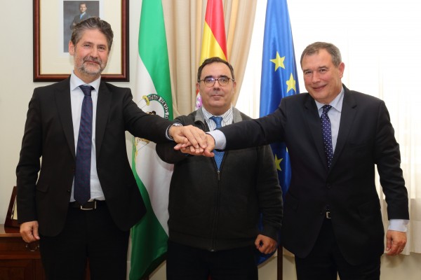 Ángel Cañadilla, Vicente Guzmán y Artemio del Corral, tras la firma