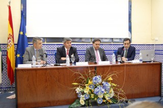 De izquierda a derecha, Narciso Navarro, CFO Grupo Martín-Casilllas; Manuel Parejo, director-general de Flacema y profesor de Finanzas de la UPO; Domingo González, CFO Grupo Inmobiliaria del Sur; y Enrique Jiménez, director del Máster de Finanzas y Banca de la UPO.
