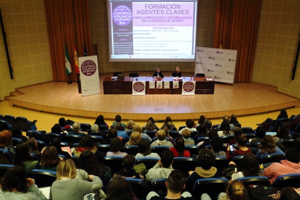 Elodia Hernández y Rocío Cárdenas presentan el curso de formación de agentes contra la violencia de género