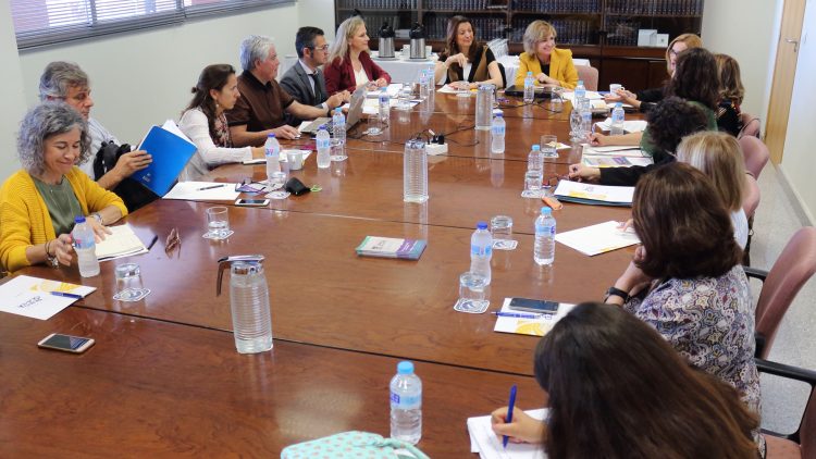 María Lourdes Ballesteros y Elodia Hernández con responsables de voluntariado de las universidades andaluza