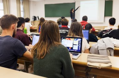 Estudiantes en una clase en el campus UPO