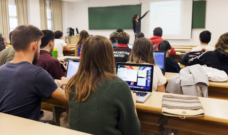 Estudiantes en una clase en el campus UPO