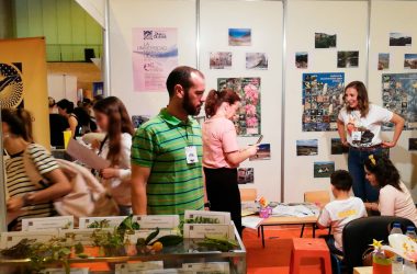 Santiago Martín Bravo en el stand de la UPO en FIBES