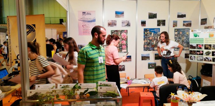Santiago Martín Bravo en el stand de la UPO en FIBES