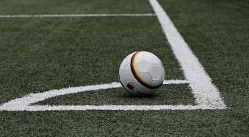 balón de fútbol en un córner del campo