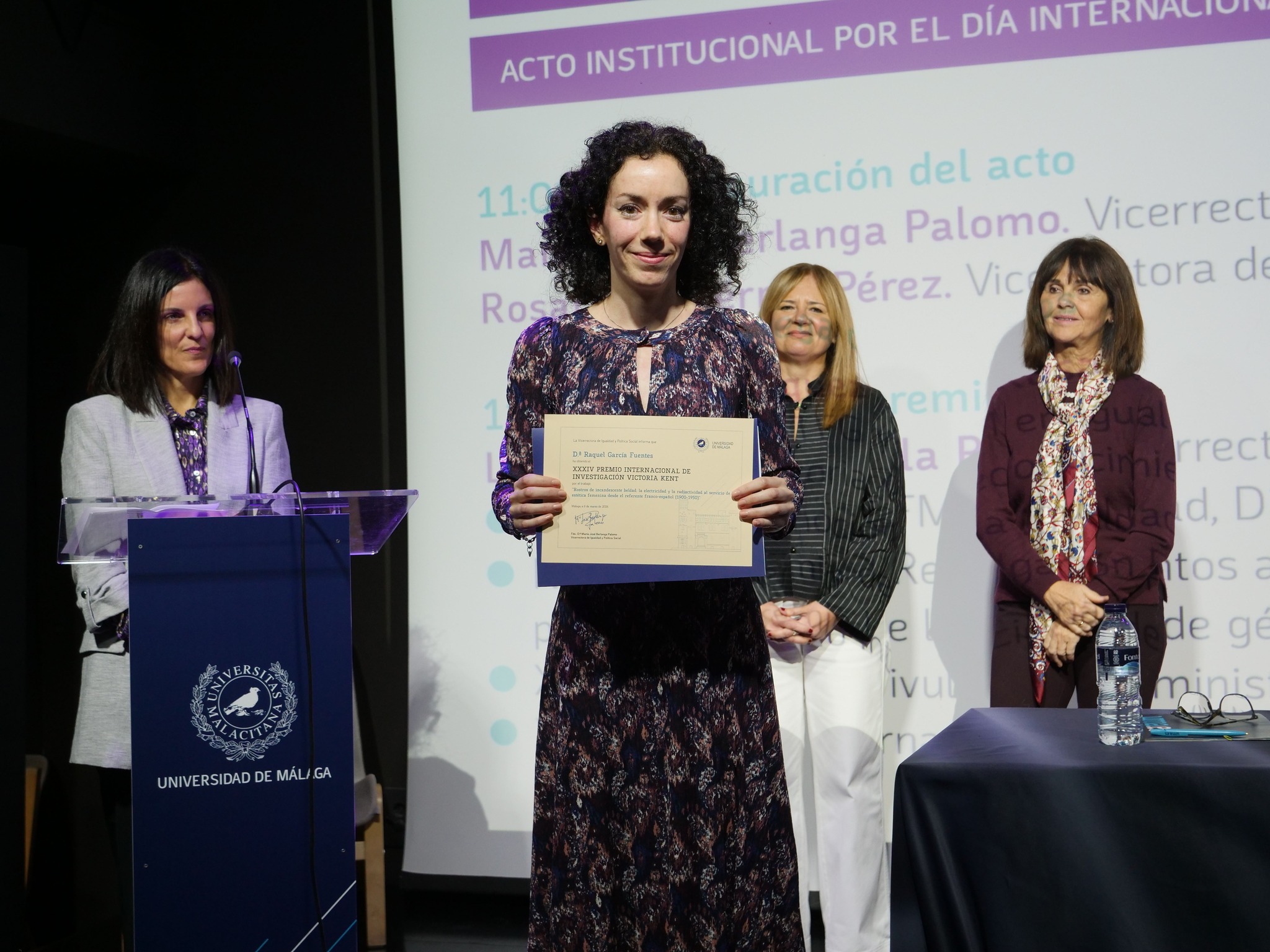 💎 🙌  Nuestra profesora Raquel García Fuentes, del Departamento de Filología y Traducción, ha sido galardonada con el XXXIV Premio Internacional de Investigación Victoria Kent, concedido por @infouma .

El jurado ha premiado su investigación sobre el uso de la electricidad y la radiactividad en la estética femenina entre 1900 y 1950, un estudio que conecta ciencia, cultura y género para analizar cómo se construyó la imagen de la Mujer Moderna en el contexto franco-español.

Este galardón, uno de los más prestigiosos en el ámbito de los estudios feministas y de género, reconoce investigaciones que contribuyen a ampliar el conocimiento sobre la historia y la experiencia de las mujeres.

¡Enhorabuena Raquel! 👏

#PremioVictoriaKent #EstudiosDeGénero #UniversidadPabloDeOlavide #talentoUPO