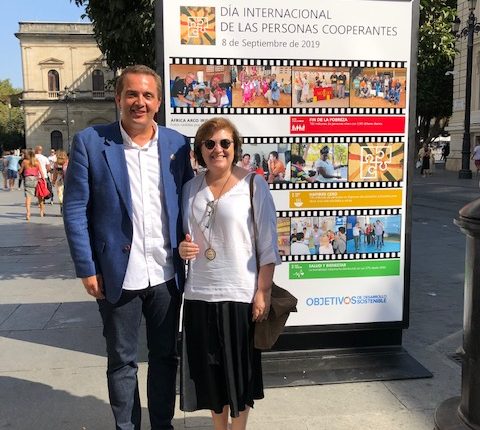 Imagen https://www.upo.es/diario/wp-content/uploads/2019/09/D%C3%ADa-Internacional-de-las-Personas-Cooperantes-Maribel-y-delegado-del-Ayto-e1568030699770-480x430.jpg