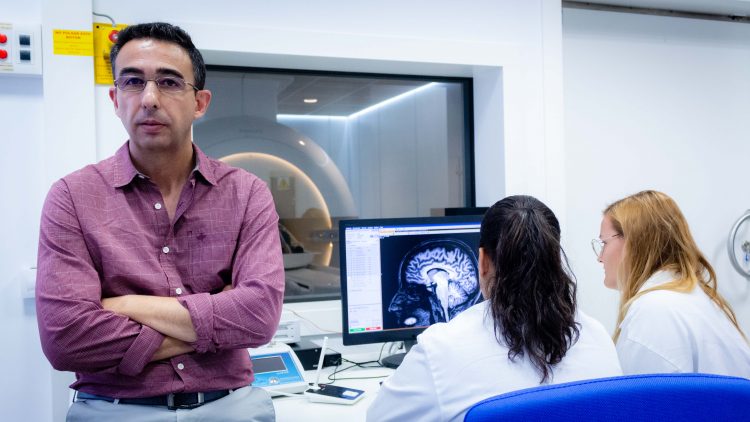 José Luis Cantero en su laboratorio