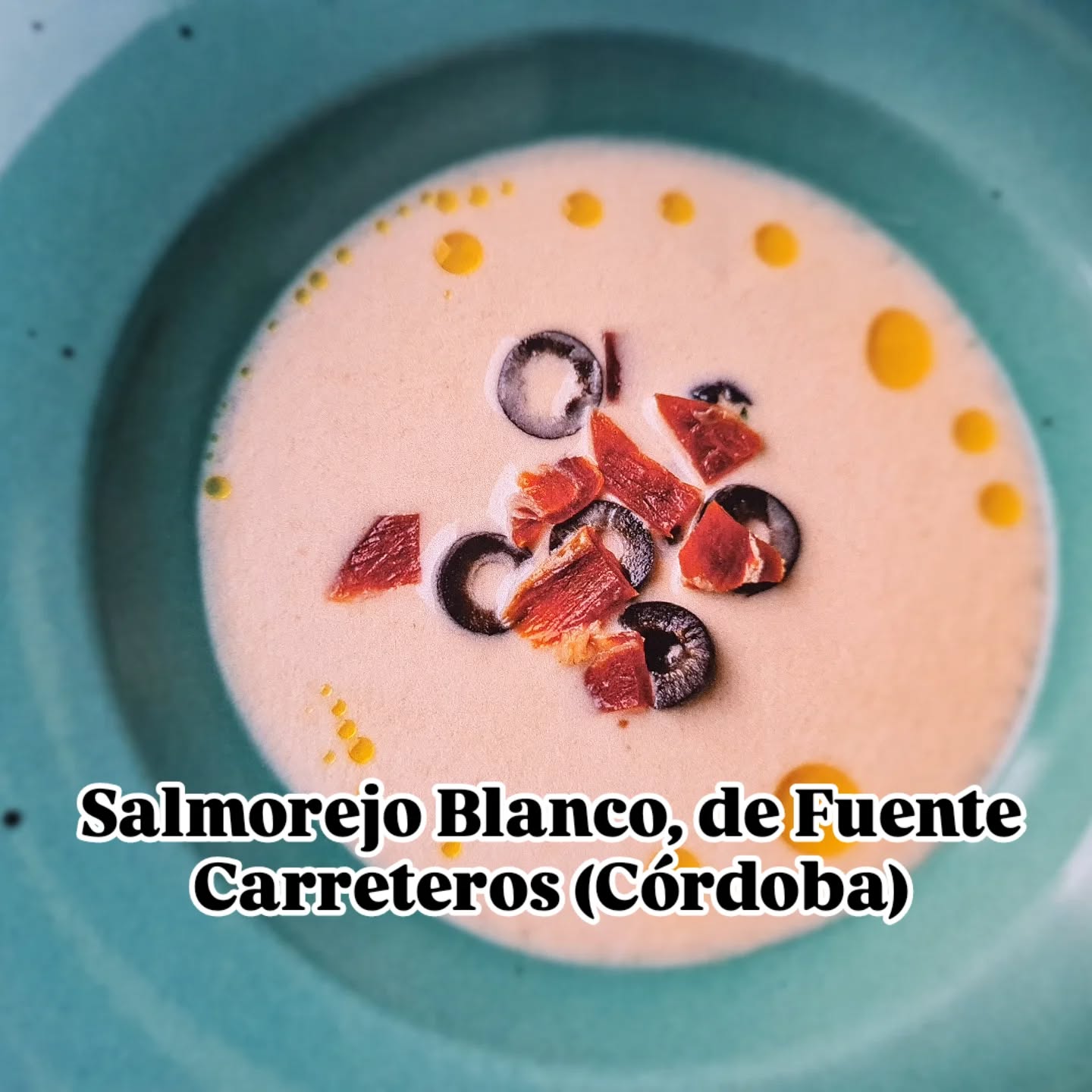 🥄 Salmorejo blanco de Fuente Carreteros (Córdoba)Desde “Sabores de ayer y de hoy”, el recetario de la Fundación de Municipios Pablo de Olavide, te traemos esta delicia fresca y ligera… ¡perfecta para estos días de preferia! Este salmorejo diferente, suave y sorprendente, forma parte de la colección Olavide-Ilustración, dentro de la conmemoración del 300 aniversario del nacimiento de Pablo de Olavide 📖👨🍳🔸 Ingredientes (4 personas)100g de pan duro • 250 ml de agua • 50 ml de aceite • 1 huevo • 5g de ajo • 10 ml de vinagre • 3g de sal🔸 Elaboración rápida y sabrosa1️⃣ Corta el pan en trozos y ponlo a remojar en agua fría durante unos diez minutos. Esto ayudará a que el pan se ablande y se integre mejor en la mezcla.2️⃣ Escurre bien el pan y colócalo en un vaso de batidora. Incorpora el ajo, el agua, el aceite y el huevo. Tritura todos los ingredientes hasta obtener una crema suave y homogénea.3️⃣ Añadimos la sal y el vinagre. Si quieres una textura más fina, puedes colar el salmorejo.4️⃣ Una vez triturado, refrigera el salmorejo durante al menos 30 minutos para que se enfríe y los sabores se mezclen bien.5️⃣ Sirve el salmorejo en platos individuales. Riega cada porción con un chorrito de aceite de oliva virgen extra. Decora con aceitunas negras sin hueso, almendras laminadas y trocitos de jamón serrano 🤤⏱️ 20 min | ⭐ Dificultad: mínimaUna receta con historia, sabor y mucha raíz andaluza 💚#SaboresDeAyerYDeHoy #SalmorejoBlanco #FuenteCarreteros #LaOlavideEresTú #GastronomíaConHistoria #FundaciónDeMunicipiosPabloDeOlavide #300AñosPabloDeOlavide #PreferiaConSabor