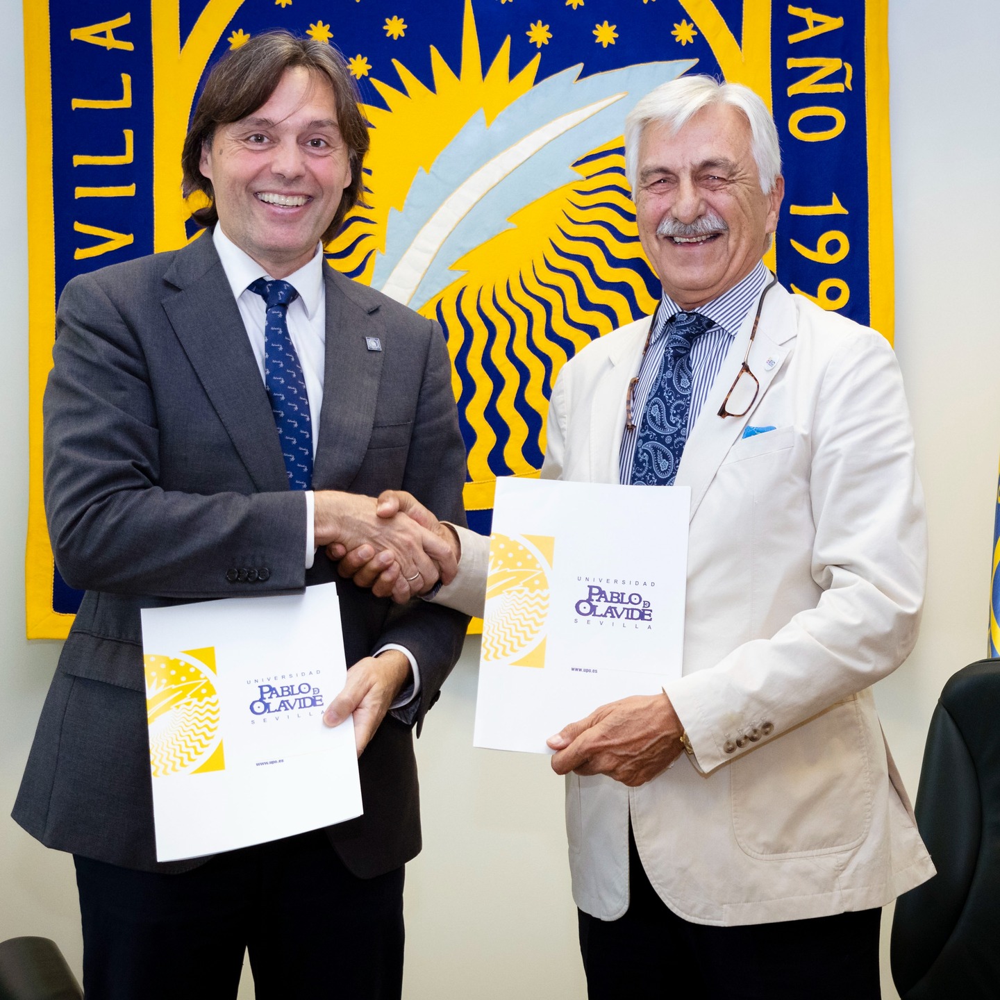🤝 La UPO y @elaandalucia impulsarán la formación, la investigación y la sensibilización sobre la Esclerosis Lateral Amiotrófica. 

El rector @pacooliva.upo y el presidente de ELA Andalucía, Francisco Javier Pedregal Pardo, han firmado esta mañana un protocolo general de colaboración dirigido a promover iniciativas de interés común dirigidas a mejorar la calidad de vida de las personas con ELA, apoyar a sus cuidadores y familiares, y ofrecer una formación que posibilite una atención especializada.

Entre los principales ámbitos de colaboración previstos se encuentran la organización de cursos, seminarios y jornadas sobre la ELA, así como acciones específicas de formación para cuidadores y profesionales. El acuerdo firmado contempla también el diseño de programas de respiro familiar, asesoramiento jurídico-laboral y psicosocial, y alfabetización digital para facilitar el acceso a ayudas y trámites por parte de las familias.

Más info: www.upo.es (link en la Bio)