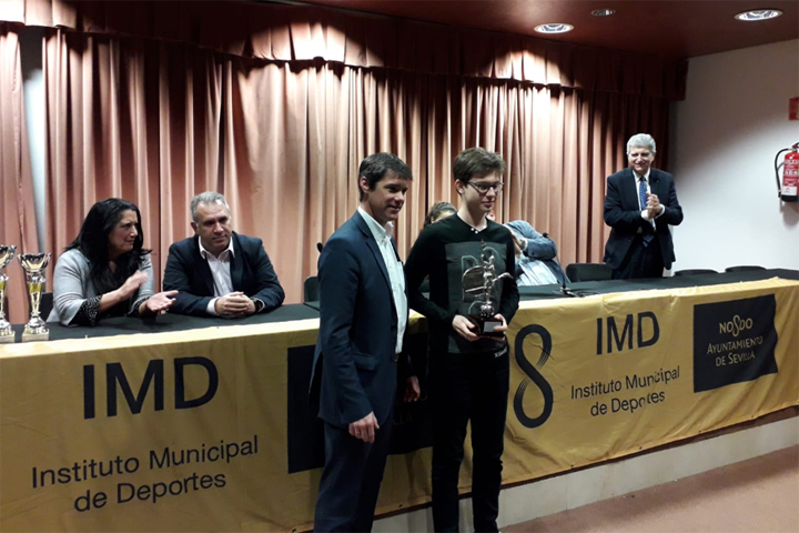 José Luis David Guevara García entrega el trofeo a Kirill Shevchenko, vencedor del XLV Abierto Internacional de Ajedrez Ciudad de Sevilla