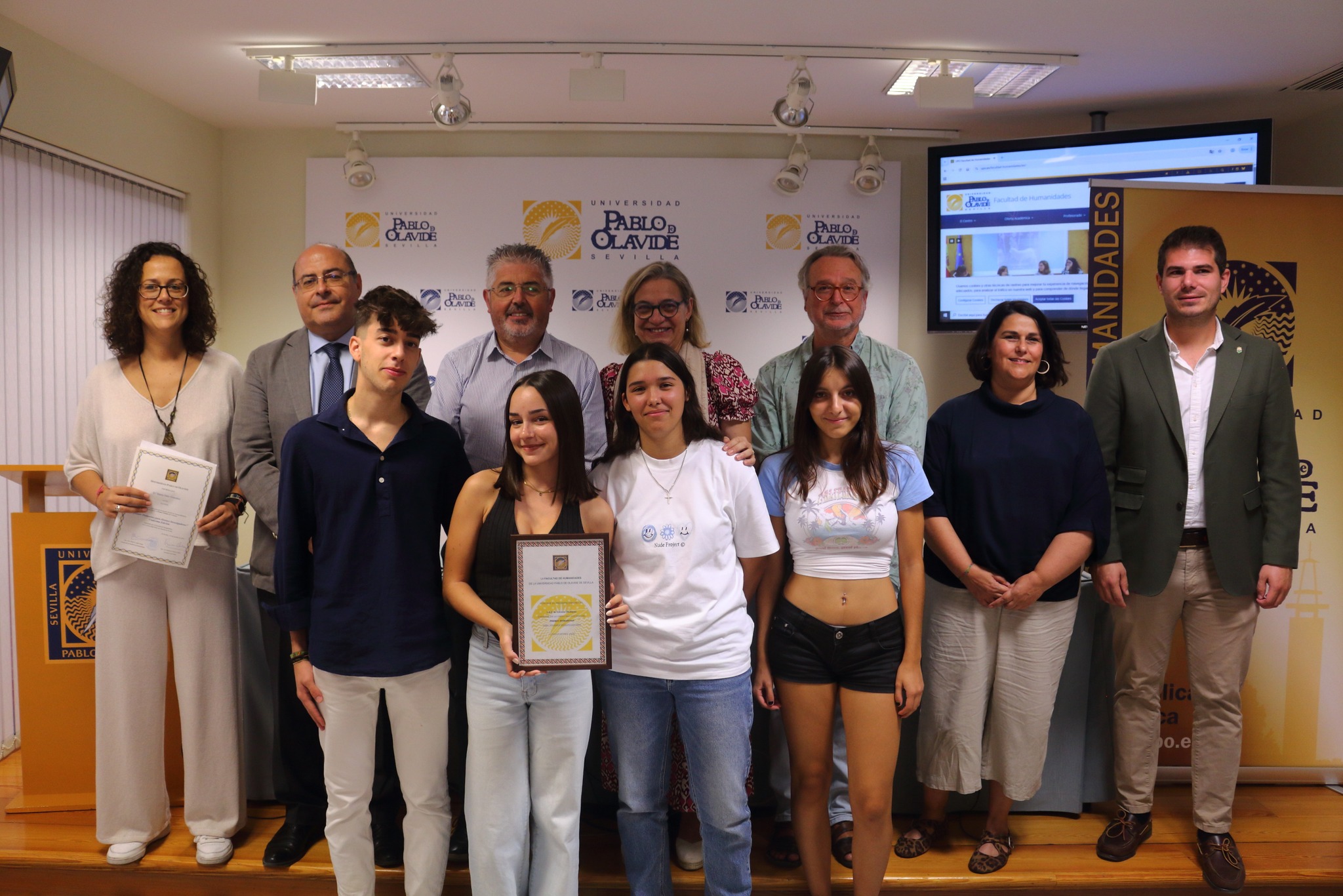 🏆 El alumnado del @iesdellerena (Badajoz) ha ganado el XI Premio Humanitas para Jóvenes Investigadores por su proyecto “Las farmacias en Llerena a comienzos del siglo XX”.📜 Un trabajo que une historia, arte y memoria, realizado por Carla, Berta, Carlota, Irene, Cristian y Noa, junto a sus profes Marta Ortiz y Francisco J. Mateos.Con este premio, la @fhumanidadesupo impulsa la curiosidad y el pensamiento crítico entre estudiantes de Secundaria y Bachillerato, acercándolos al mundo de la investigación y las Humanidades 📚👏 ¡Enhorabuena al equipo ganador y a todos los centros participantes por su creatividad, esfuerzo y pasión por aprender!🔗 Link a la noticia en la Bio.#PremioHumanitas #HumanidadesUPO #Investigación #JóvenesInvestigadores #Humanidades