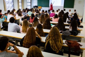 una clase en el campus de la UPO