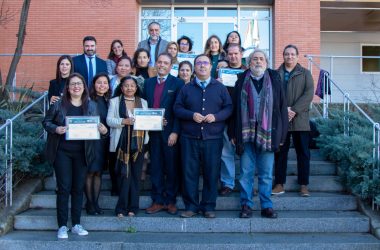 mujeres migrantes que han recibido hoy su diploma junto a Vicente Guzmán, José Chamizo y José Manuel Feria