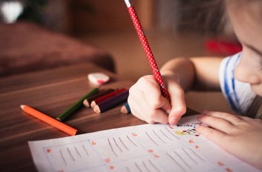 niña escribe en un cuaderno