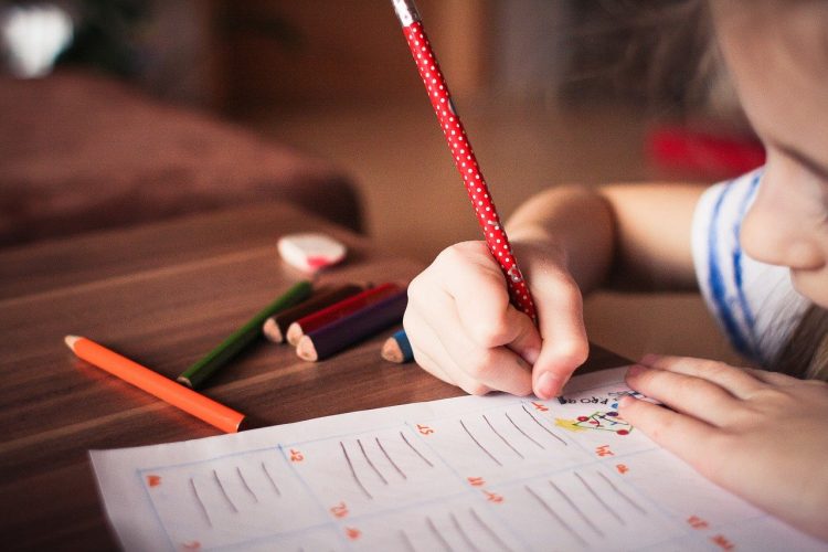 niña escribe en un cuaderno