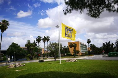 vista de una bandera a meida asta en el campus