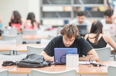 Estudiantes en la Biblioteca de la Universidad Pablo de Olavide