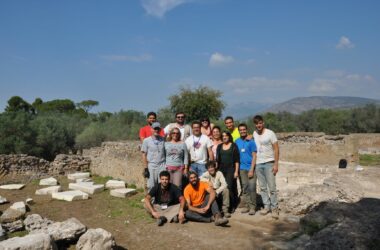 Rafael Hidalgo con parte del equipo en las excavaciones de Villa Adriana.