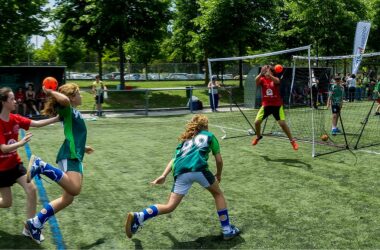 jóvenes jugando al Balonmano al aire libre
