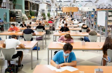 Estudiantes realizando uno de los exámenes de la PEvAU.