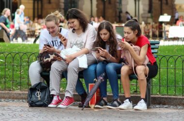 jóvenes con sus móviles