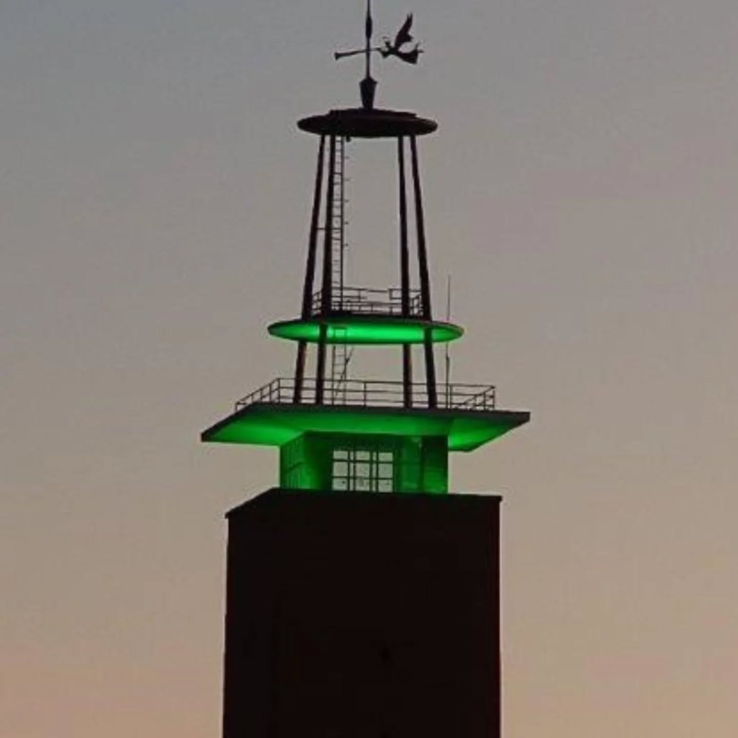 💚 Iluminamos nuestra torre de verde para sumamos a la campaña #LightUpForMito, con motivo de la Semana Mundial de las Enfermedades Mitocondriales (15–21 de septiembre).
Con este gesto, nuestra Universidad se une a cientos de monumentos en todo el mundo 🌍 para visibilizar una enfermedad genética poco conocida, pero que afecta a miles de personas y familias.
✨ Juntos podemos dar luz a lo invisible.
#LaOlavideEresTú #LightUpForMito