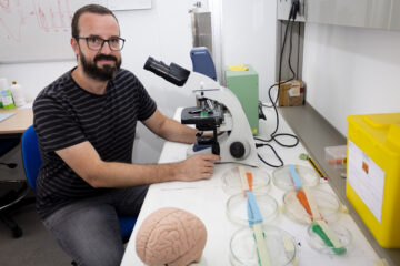 Javier Márquez en su laboratorio de la UPO