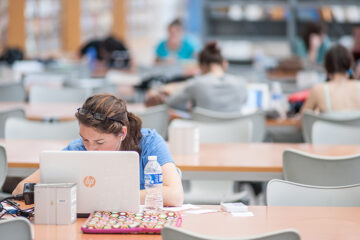 estudiantes en la biblioteca de la UPO