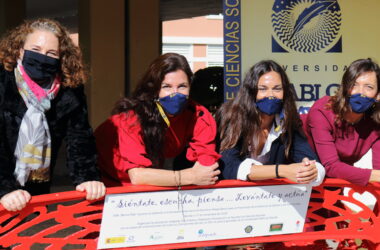 Presentación de la campaña 'El Banco Rojo'. desde la izquierda: Malena Rubistein, Beatriz Macías, Isabel Serrato y Rosa María Jiménez