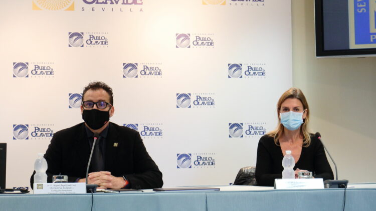 Miquel Gual y Mercedes de la Torre dan la bienvenida a estudiantes de Máster Universitario
