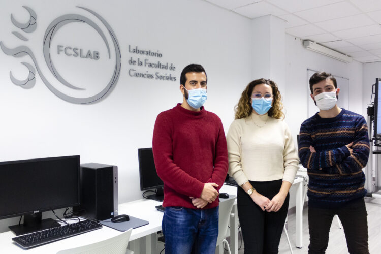 Javier Águila, Alba María Aragón y Abraham García, becarios de formación del FCSLAB