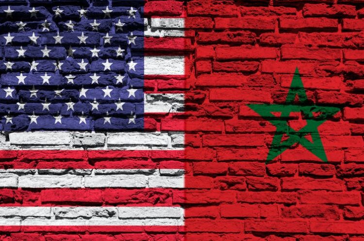 banderas de EEUU y de Marruecos pintadas en un muro