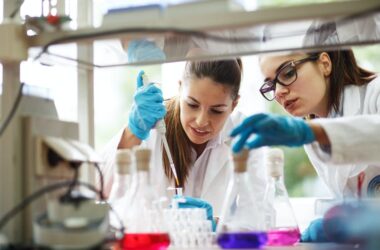 jóvenes científicas en un laboratorio