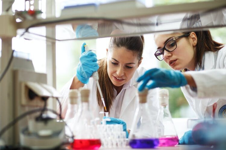 jóvenes científicas en un laboratorio