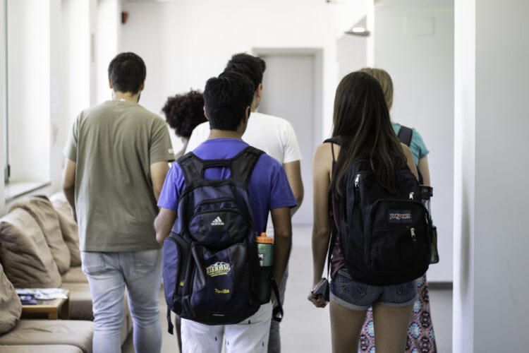 Estudiantes internacionales en el campus