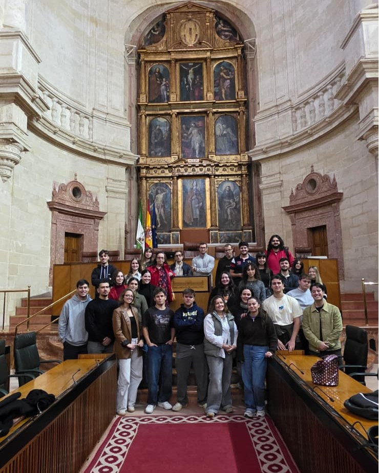 📚 Como parte de la docencia de la asignatura Historia de las Religiones del Mundo Mediterráneo, nuestros estudiantes han visitado el Hospital de las Cinco Llagas, actual sede del Parlamento de Andalucía. Un espacio clave para comprender su significado histórico como obra pía vinculada a la beneficencia, la religión y las prácticas de religiosidad en la Edad Moderna.

La asignatura también ha acogido una mesa redonda con representantes de las religiones del Libro, que permitió al alumnado acercarse al diálogo interreligioso desde una perspectiva académica y vivencial. Participaron Moisés Hasán, profesor colaborador honorario de la UPO y miembro de la comunidad judía sevillana conservadora, y el padre Álvaro Pereira, sacerdote católico y profesor de la Facultad de Teología San Isidoro de Sevilla, junto al profesorado Pedro Giménez de Aragón Sierra y María del Carmen Calderón Berrocal.

#HumanidadesUPO