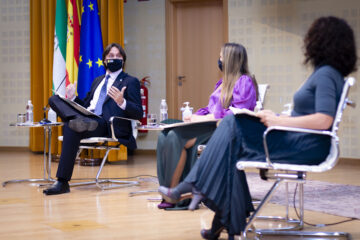 Francisco Oliva, Mónica Domínguez y Lina Gálvez durante la mesa redonda