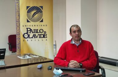 Jesús Cambra, decano de la Facultad de CIencias Empresariales, da la bienvenida a los estudiantes