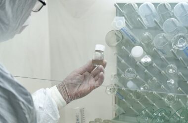viales de vacunas en un laboratorio