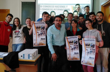 El profesor Julio Herrador con estudiantes que presentarán comunicaciones en el Congreso
