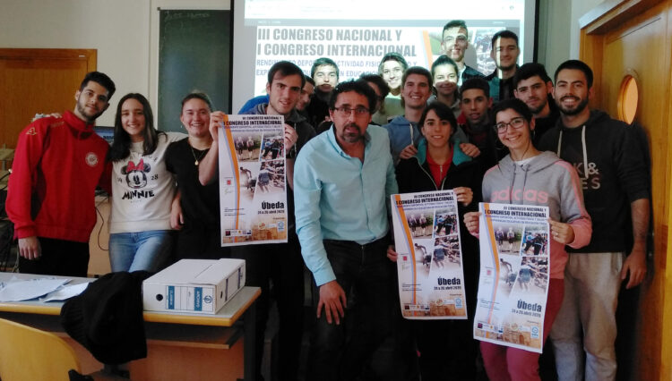El profesor Julio Herrador con estudiantes que presentarán comunicaciones en el Congreso